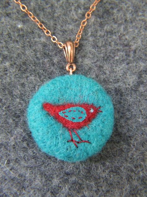 Needle Felting Jewelry Ideas, Felting Clothes, Felted Jewelry, Felt Necklace, Felted Wool Crafts, Felt Beads, Thread Necklace, Penny Rug, Felt Jewelry