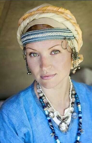 Although this is a Slavic headdress with temple rings we can take a lot of inspiration from our eastern sisters. In several vinking graves we have found both Tortoise shell brooches and temple like rings in the upper region of the bodies..were they trade goods, gifts or traveling fashion? Temple Rings, Costume Viking, Viking Garb, Viking Dress, Viking Life, Viking Costume, Viking Women, Viking Clothing, Viking Woman