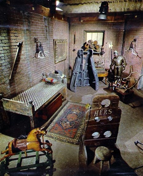 ‘The Addams Family’—in spooky ooky color | Dangerous Minds Original Addams Family, Addams Family House, Addams Family Tv Show, Addams Family Musical, Charles Addams, Haunted Dollhouse, Sea House, Adams Family, Family Tv