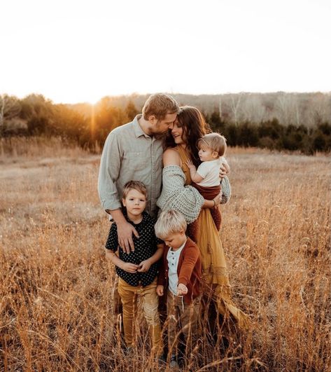 Family Sunset Pictures, Family Photo Poses 2 Children, Family Pics In Field, Family Fall Pictures Ideas, Harvest Family Pictures, Family Photos Inspiration, Family Photography Posing, Outdoor Fall Family Photoshoot Outfits, Outdoor Family Fall Photos