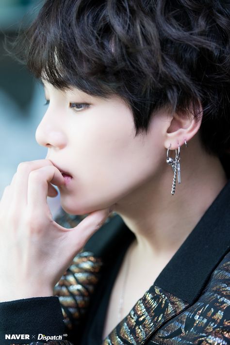 [Picture] BTS – 2018 Billboard Music Awards [180523] Jungkook Earrings, Bts Earrings, Bts Bracelet, Kpop Earrings, Photoshoot Bts, Billboard Music Awards, Emerald Earrings, Lady Diana, 인물 사진