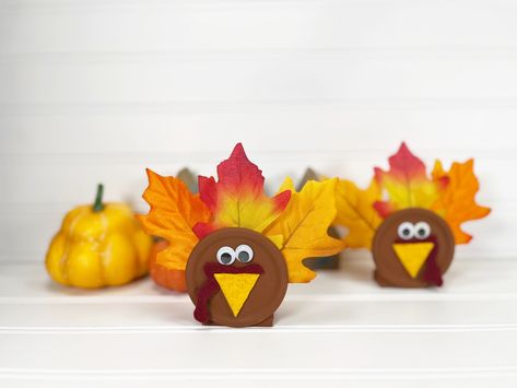 Sign Up Kids Crafts For Thanksgiving Table, Thanksgiving Diy Table Decor, Turkey Table Decorations, Thanksgiving Centerpieces Diy Kids, Canning Jars Crafts, Thanksgiving Table Favors, Thanksgiving Gifts Diy, Thanksgiving Decorations Diy Table, Thanksgiving Centerpieces Diy