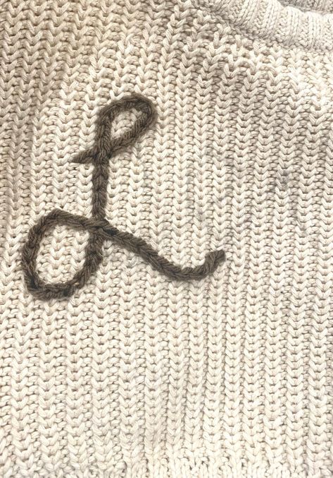 How To Hand Embroidery Sweatshirt, Personalized Crochet Blanket, Personalized Knit Sweater, Diy Name Embroidery Sweatshirt, Yarn Sweater Diy, Diy Chain Stitch Sweater, Embroider Sweater Diy, Diy Name Stitch Sweater, Hand Stitch Sweater