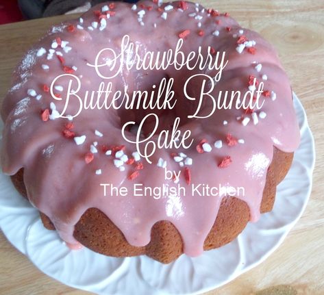 Strawberry Buttermilk Bundt Cake Dehydrated Strawberries, Fresh Strawberry Cake, Ganache Frosting, Chocolate Ganache Frosting, English Kitchens, Strawberry Cakes, Pie Cake, Pound Cake Recipes, Cake Tins