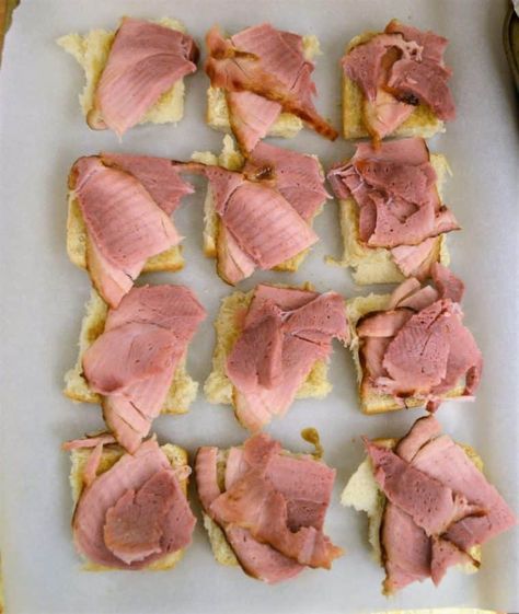 ham and swiss sliders 7 Craft Party Food, Ham Swiss Sliders, Smithfield Ham, Cocktails Design, Sandwich Buffet, Ham And Swiss Sliders, Holiday Recipies, Spiral Sliced Ham, Ham Sliders