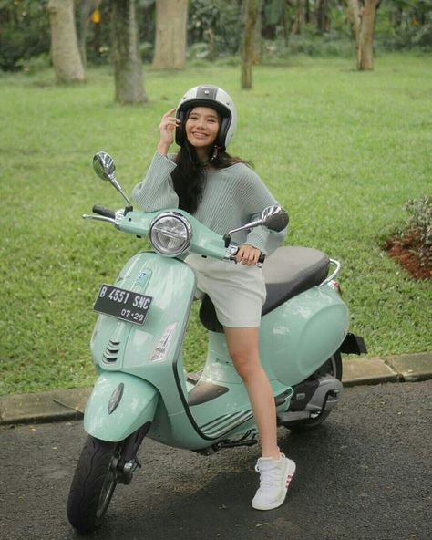 Scooter Helmet, Skirt Streetwear, Vespa Girl, Motos Honda, Moto Scooter, Moped Scooter, Pretty Bike, Vespa Vintage, Scooter Girl