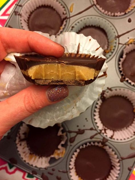 Keto Low-Carb Sugar-Free Peanut Butter Cups Recipe Keto Peanut Butter Cups, Keto Meal Ideas, Peanut Butter Cups Recipe, Homemade Peanut Butter Cups, Sugar Free Peanut Butter, Chocolate Dipped Cookies, Keto Peanut Butter, Dinner Snacks, Low Carb Treats