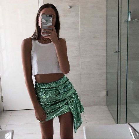 For Love & Lemons on Instagram: “Babe @jacquiealexander in the Madeleine Sequin Skirt #GIRLSinLOVE” Green Sparkle Skirt Outfit, Taylor Fits, Jacquie Alexander, Green Sequin Skirt, Outfit Fiesta, Sequin Skirt Outfit, Easy Fits, Sparkly Skirt, Fiesta Outfit