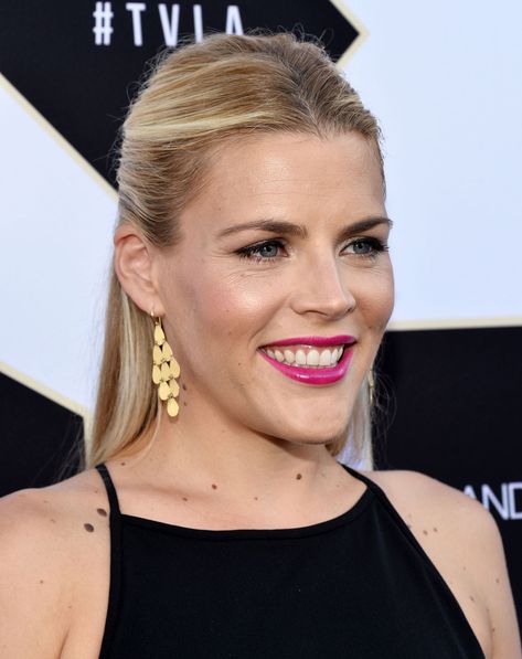 Busy Philipps- Cosmopolitan.com Busy Phillips, Joanna Garcia, Busy Philipps, Mole, Cosmopolitan, Comedians, Personal Style, Actresses, Actors