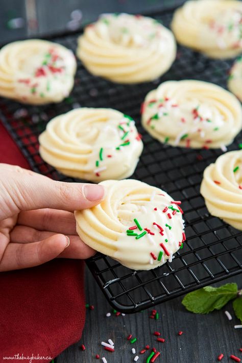 White Chocolate Shortbread Cookies, Xmas Cookies Recipes, Peppermint White Chocolate, Cookies Shortbread, Peppermint Treats, Cookies For Christmas, Chocolate Shortbread, Chocolate Dipped Cookies, Chocolate Shortbread Cookies