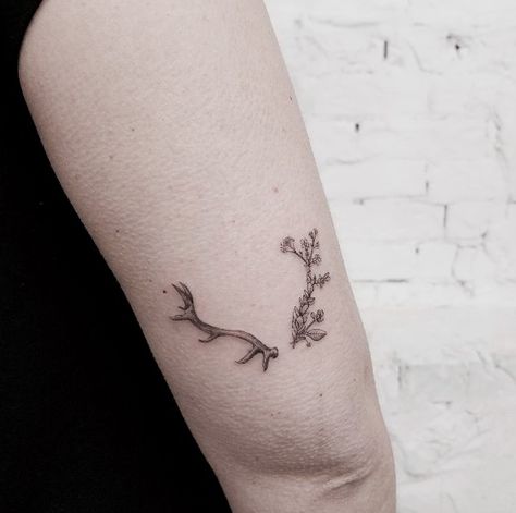 Floral Antlers Tattoo, Antler Tattoos For Women With Flowers, His And Hers Deer Tattoo, Dainty Deer Antler Tattoo, Feminine Antler Tattoo, Feminine Deer Antler Tattoo, Simple Deer Tattoos For Women, Caribou Antler Tattoo, Dainty Antler Tattoo