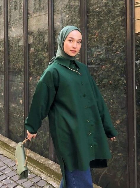 Emerald Green Outfit Casual, Green Hijab Outfit, Green Blouse Outfit, Emerald Green Outfit, Green Hijab, Sleek Outfit, Hijab Fashion Summer, Hijabi Outfit, Outfit 2023