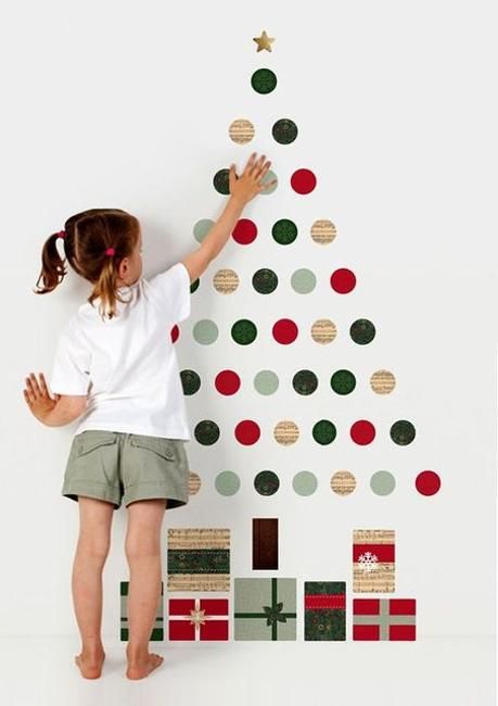 40 DIY Alternative Christmas Trees Adding Fun Wall Decorations to Green Holiday Decor Alternative Christmas Trees, Green Holiday Decor, Diy Christmas Wall, Wall Christmas Tree, Alternative Christmas, Alternative Christmas Tree, Paper Christmas Tree, Handmade Christmas Decorations, Winter Home Decor