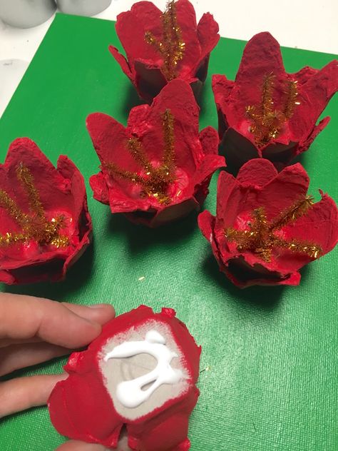 Christmas Poinsettia Canvas Craft for Kids Kids Christmas Canvas, Egg Carton Art, Egg Carton Flowers, Easy Christmas Craft, Kids Painting Crafts, Simple Holiday Decor, Egg Carton Crafts, Christmas Poinsettia, Easy Christmas Crafts