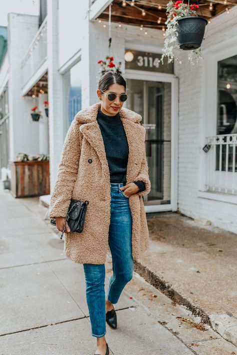 how to style teddy coat Tan Teddy Coat Outfit, Teddy Bear Coat Outfit, Teddy Coat Outfit, Winter Date Night Outfits, Chic Wardrobe, Bear Coat, Fashion Vibes, Luxe Style, Outfit Invierno