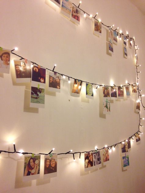 Polaroid wall DIY Lights In The Classroom, Bedroom Lighting Diy, Purple Bedroom Decor, House Party Decorations, Polaroid Wall, Fairy Lights Bedroom, Teen Girl Room Decor, Bohemian Room, Teen Girl Room