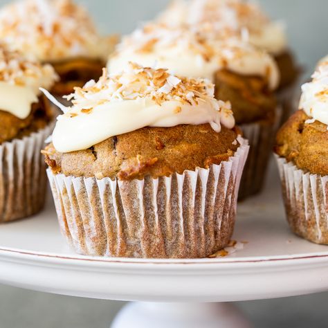 These easy healthy carrot muffins are made with oatmeal, coconut and honey to give you a healthy start to your day and are the best guilt-free Easter snack. Low Fat Carrot Cake, Random Desserts, Carrot Cupcake Recipe, Healthy Carrot Muffins, Healthy Carrot Cake Muffins, Easter Snack, Healthy Carrot Cake, Children Food, Banana Oat Muffins