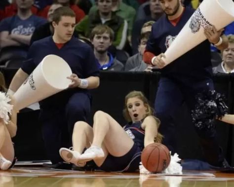 Hilarious Cheerleading Fails That Will Make You Look Twice - The Delite Heath Ledger Daughter, Cheerleading Fails, Funny Cheerleader, Old Miley Cyrus, Mtv Music Awards, Cheerleader Skirt, Dennis Rodman, Embarrassing Moments, Bad Jokes