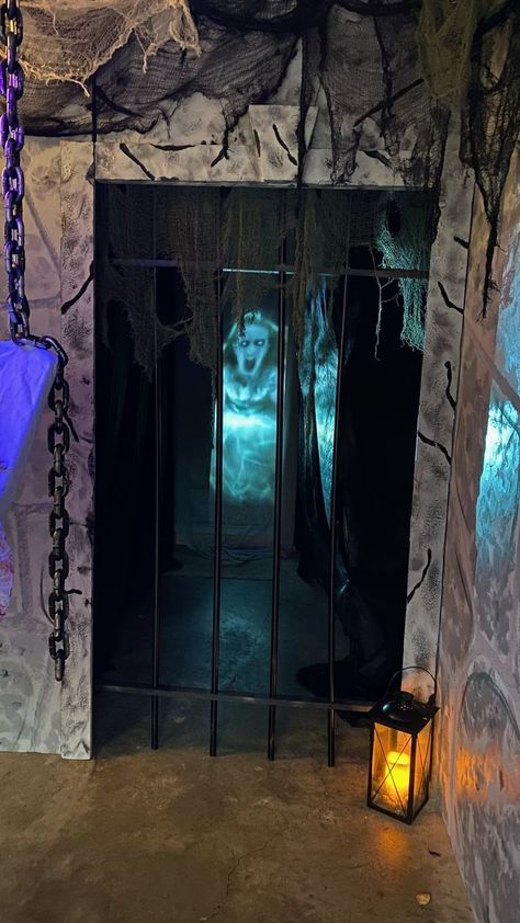 Diy Haunted House Entrance, Cubicle Halloween, Cubicle Halloween Decorations, Haunted House For Kids, Haunted Trail Ideas, Haunted House Halloween Party, Halloween Maze, Deco Halloween, Scary Halloween Decorations Outdoor