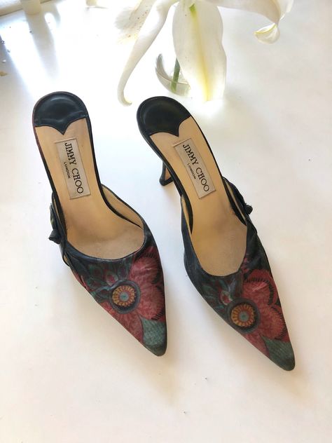 Vintage 1970s Jimmy Choo floral mules *women size : 35 *heel: 8cm  *Pointed toe. *Slide style. *Leather lining. *Smooth outsole. *Made in Italy. condition: excellent! minor marks. Jimmy Choo Mules, Mules Women, Vintage Shoes Women, Jimmy Choo Heels, Vintage Heels, Heel Mules, Pointed Heels, Black Heel, Swag Shoes