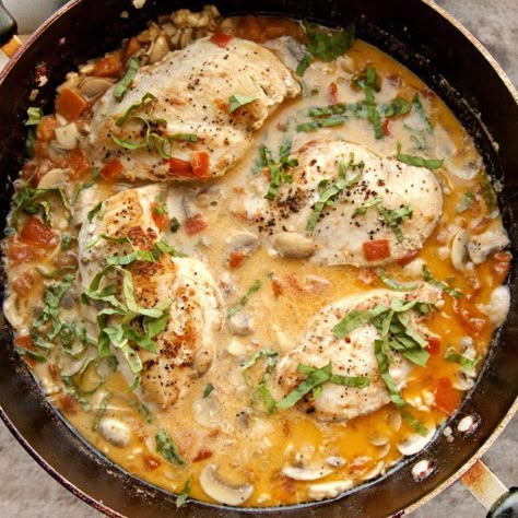 Chicken Chasseur - A delicious and easy French dinner of chicken in a wine, lemon cream sauce with mushrooms and tomatoes. Chicken Chasseur, Lemon Cream Sauce, French Dinner, French Dishes, French Recipes, Cook Chicken Breast, French Cooking, Lemon Cream, Idee Pasto Sano