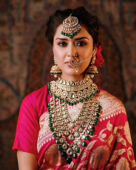 Bridal jewellery consist of a long list and everything single jewellery makes you look your best. But at the same time, it's important for you to choose your jewellery perfectly, especially your maang tikka. It has to be according to your face type and your outfit. Wedabout brings you some of our favorite maang tikka's to your rescue. Use #wedabout in your pins for us to repin our favorite. Lehenga Hand Work, Silk Banarsi Saree, Matha Patti Designs, Hand Work Lehenga, New Ear Piercing, Jewellery Makeup, Xoxo Jewelry, Bridal Jewellery Set, Bridal Jewellery Inspiration