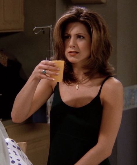 Rachel Friends Short Hair, Super Layered Hair Shoulder Length, Medium 90s Hair, Rachel Green Hair Season 1 And 2, Rachel Aesthetic, Friends Hairstyles, Rachel Cut, Rachel From Friends, Estilo Rachel Green