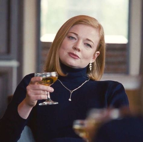 Succession Shiv Outfits, Siobhan Roy, Succession Aesthetic, Shiv Roy, Backless Sweater, Arizona Robbins, Sarah Snook, New Haircuts, Adele