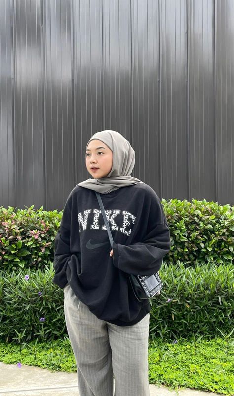 Outfit Hijab Casual Gendut, Outfit Cewe Gemuk, Ootd Hijab Gendut, Ootd Hijab Big Size, Ootd Gemuk, Hijab Hoodie, Style Hijab Casual, Outfit Ngampus, Big Size Outfit