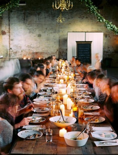 Kinfolk Dinner, Large Group Of People, Kinfolk Magazine, Modern Thanksgiving, Table D Hote, Wedding Food Drink, Family Style Meals, Family Style Dinner, Tafel Decor