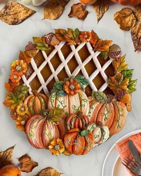 Decorated Pie Crust Ideas, Thanksgiving Pie Art, Decorative Pies, Decorated Pies, Fancy Pies, Halloween Pies, Fancy Pastry, Creative Pie Crust, Pie Crust Art