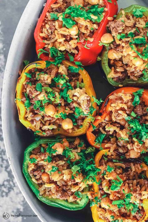 Mediterranean Stuffed Peppers, Pepper Recipes Healthy, Greek Stuffed Peppers, Vegetarian Stuffed Peppers, Mediterranean Diet Recipes Dinners, Spiced Beef, The Mediterranean Dish, Easy Mediterranean Diet Recipes, Bell Pepper Recipes