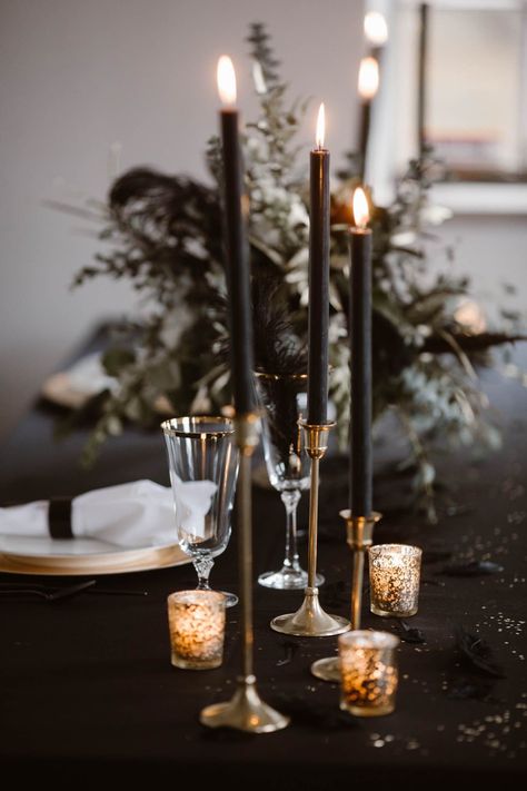 Black Party Centerpiece Ideas, Gold And Black Wedding Table Setting, Gold Candle Stick Wedding Centerpieces, Black Candleabra Ideas, Black Gold Table Decorations, Black And Gold Candle Centerpieces, Black And Gold Wedding Inspiration, Simple Wedding Centerpieces Black Tablecloth, Black Candlesticks Decor