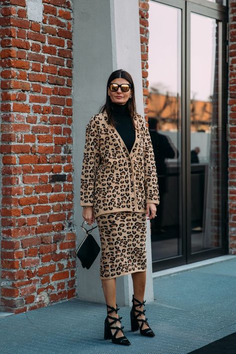 Day 1 Leopard Skirt Outfit, Giovanna Battaglia Engelbert, Street Style Fall Outfits, Giovanna Battaglia, Pencil Skirt Outfits, Miroslava Duma, Leopard Skirt, Monochrome Fashion, Winter Outfit Inspiration