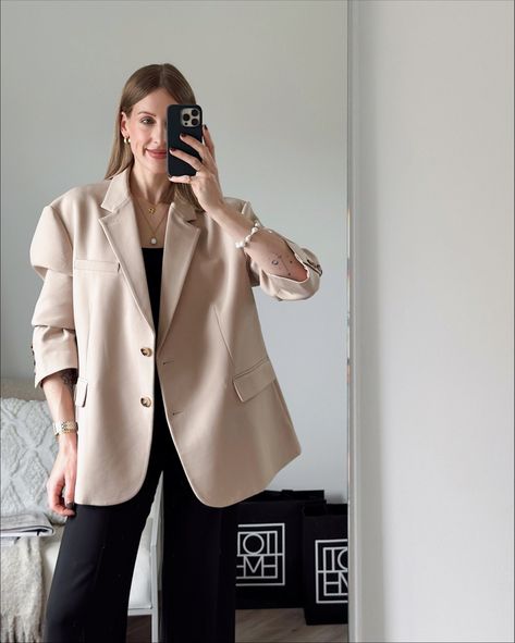 Vanilla Blazer Outfit, Taupe Blazer Outfit, Blazer Outfit Casual, Blazer Outfits Street Style, Beige Blazer Outfit, R Necklace, Outfit Beige, Oversize Outfit, Neutral Capsule Wardrobe