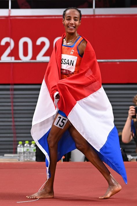 Sifan Hassan (Netherlands) 🥇 5000 metres 🥇 10,000 metres 🥉 1500 metres • Tokyo 2020 Olympics #athletics Sifan Hassan, Olympic Winners, 2020 Olympics, Athletic Girls, Tokyo 2020, Tokyo Olympics, Inspiring People, Sporty Girls, Action Poses