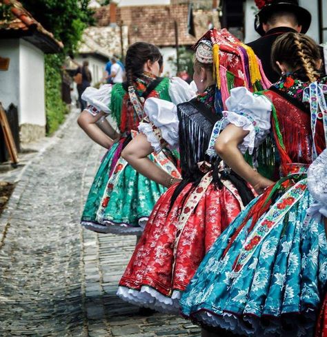 Hungarian Fashion Modern, Hungarian Traditional Clothing, Hungarian Traditions, Hungarian Clothing, Hungarian Culture, Peasant Clothing, Hungary Budapest, Rich Country, White Culture