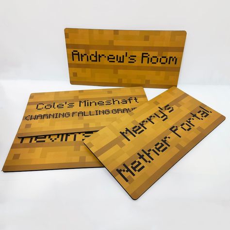 Sign Minecraft, Boys Minecraft Bedroom, Minecraft Sign, Door Name Tags, Diy Minecraft Decorations, Minecraft Toy, Minecraft Party Ideas, Minecraft Room Decor, Minecraft Baby