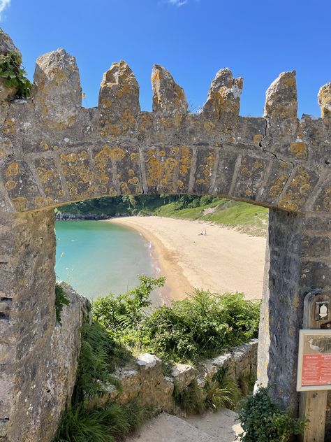 The beautiful Barafundle Bay in Pembrokeshire. Voted the best beach in Wales! Barafundle Bay Wales, Barafundle Bay, Wales Beach, Swansea Bay, Pembrokeshire Wales, Uk Beaches, Wales Travel, Summer Inspo, Swansea