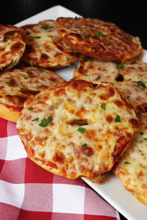 Easy Homemade Pizza Bagels Recipe (54cents/serving) Pizza Bagels In Oven, Bagel Pizza Recipe, Pizza Bagel, Bagels Recipe, Bagel Toppings, Pizza Roll, Bagel Bites, Pizza Bagels, Walk Down Memory Lane