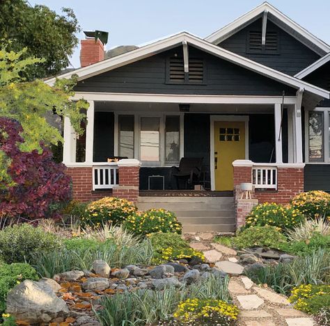 5 Free Waterwise Landscape Designs for your Frontyard - the Sierra Mad | California Wild Gardens Blue Craftsman, Low Water Landscaping, Craftsman Cottage, Homes Exterior, Craftsman Bungalow, Bungalow Exterior, Bungalow Homes, Casas Coloniales, Craftsman Style Homes