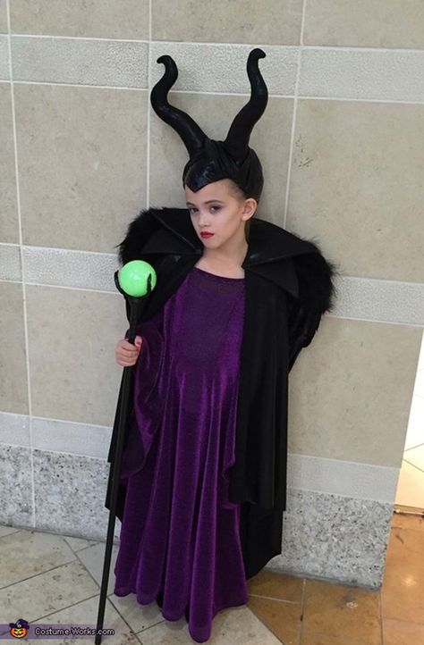 Totally fierce Maleficent Halloween costume Maleficent Costume Kids, Maleficent Halloween Costume, Diy Fantasia, Maleficent Halloween, Halloween Costumes Women Creative, Maleficent Costume, Fairy Halloween Costumes, Costume Works, Duo Halloween Costumes