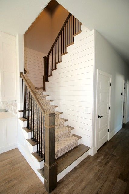 Farmhouse Staircase Railing, Railing Wood, Barn Pool House, Staircase Layout, Staircase Pictures, Farmhouse Staircase, Stairway Ideas, Farmhouse Stairs, Transitional Staircase