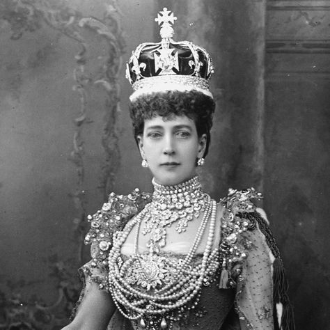 How the Koh-i-Noor became the world's most infamous diamond Coronation Crown, Queen Victoria Family, Alexandra Of Denmark, The Tudors, Queen Alexandra, Koh I Noor, Princess Alexandra, Royal Queen, Family Jewellery