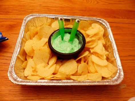 A fun way to serve alien themed chips and dip. Dip Cookies, Space Party Food, Alien Birthday Party, Futuristic Theme, Ben 10 Party, Kids Halloween Food, Alien Party, Chips And Dip, Best Party Food