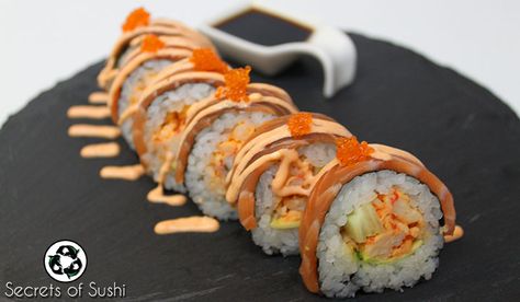 Here is the latest addition to the website: The Crazy Cajun Roll! This American Contemporary recipe is a real success in the southern United States. Find out how to make one at home right here! Japanese Sushi Recipes, Sushi Homemade, Sushi Ideas, Sushi Sauce, Crawfish Recipes, Sushi Roll Recipes, Spicy Tuna Roll, Japanese Food Sushi, Sushi And Sashimi