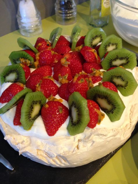 New Zealand Pavlova - fat free yogurt, kiwi, strawberry and passion fruit Kiwi Strawberry, Fat Free, Pavlova, Passion Fruit, Kiwi, Yogurt, New Zealand, Fruit, Cake