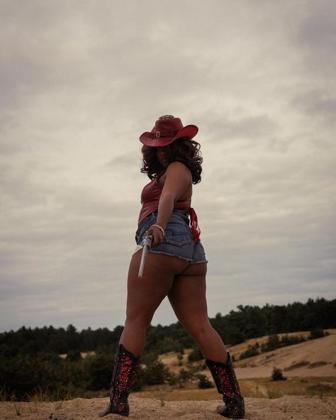 Cowgirl, like a rodeo! 🤠🔫 . 📸 @depth.of.violet ✨ Concept : @_callhimds_ 🤠✨ . . #explore #explorepage #instagood #cowgirl #cowboy #rodeo #shein #creativephotography Black Cowgirl, Black Cow, Cow Boy, Photoshoot Outfits, Cow, Black