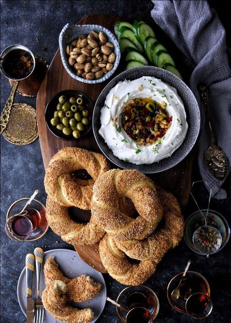 Simit Bread, Food Set Up, Breakfast Photography, Arabian Food, Turkish Breakfast, Food Breakfast, Lebanese Recipes, Food Displays, Delicious Bread