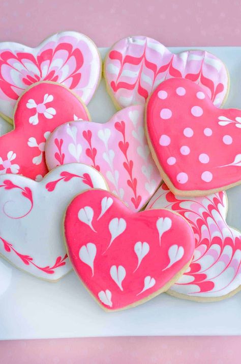 These heart shaped cookies with EASY icing recipe uses toothpicks. You won't believe how simple it is to make beautiful designs with our step by step! Mango Margaritas, Royal Frosting, Heart Shaped Sugar Cookies, Easy Royal Icing Recipe, Frosting Ideas, Heart Sugar Cookie, Valentine Sugar Cookies, Cookie Decorations, Cleaning Diy